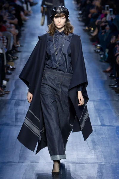 Look 10